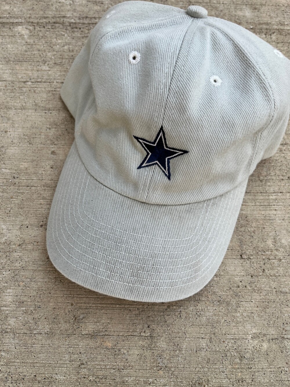 Dallas Coyboys Hook and Loop adjustable Trucker Hat